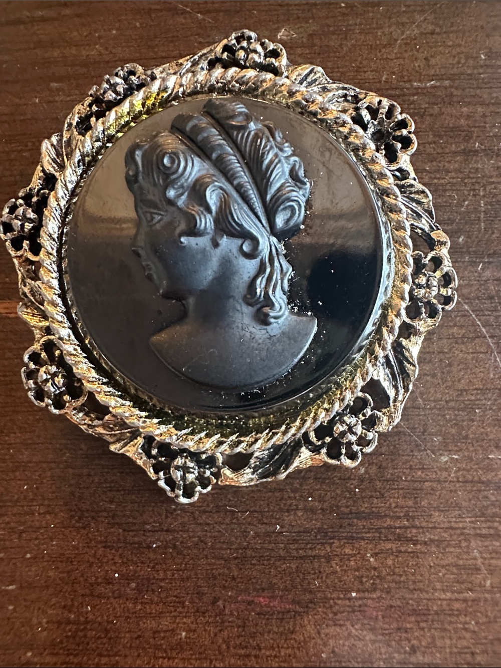 2” unsigned Robert Originals 50’s glass cameo brooch